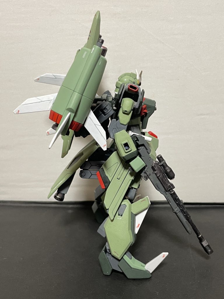 太腿裏の折り畳みアーム干渉についても実際に太腿をこれ以上後ろに引くポーズはほぼ無いのでテールバインダーの付け根角を変えるだけでOK元々長いテールバインダーがちょうどジオン系スカートのようなシルエットになってgood