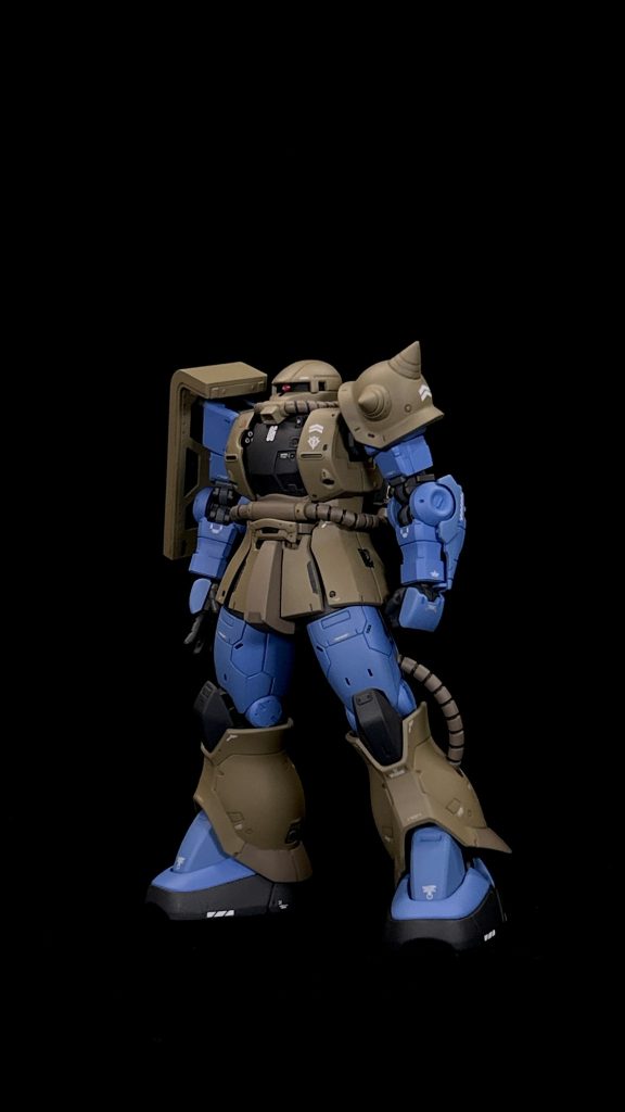 装備を外した状態です。外装色はダークアースと青の各色を2トーンで塗り分けて単調にならない様にしています。今回は初の試みとして同系色でのスミ入れに挑戦してみましたが、あまり(特に青が)目立たなかったのでもう少し色を濃くしても良かったかもです。