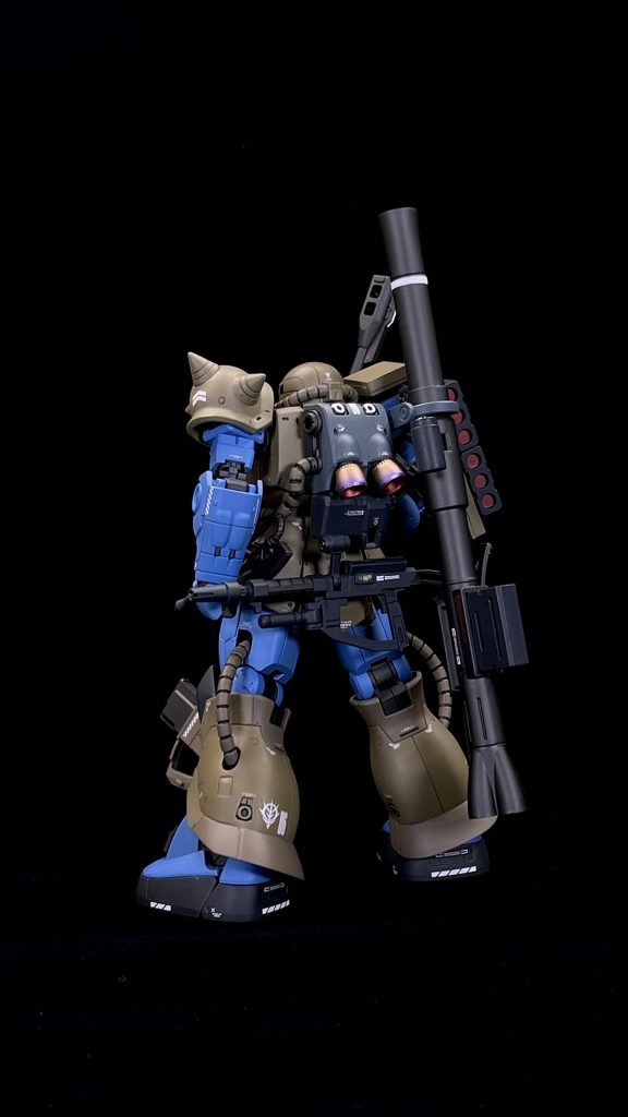 フル装備状態です。メインの対艦ライフルはMk.17ライフルのカラーリング参考に塗り分けました。バズーカとマシンガン、ヒートホークは時短のためにかなりテキトーに塗ってます…