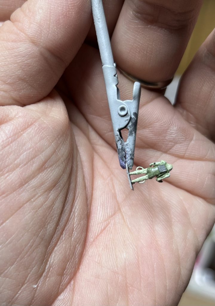 盾とバックパックはプラ板です。全体の丸みをキサゲで削り出しました。アタシが腕の筋肉アピールする部分だけ面にしました。ザクを作ったことがある方ならわかってくれると思います。