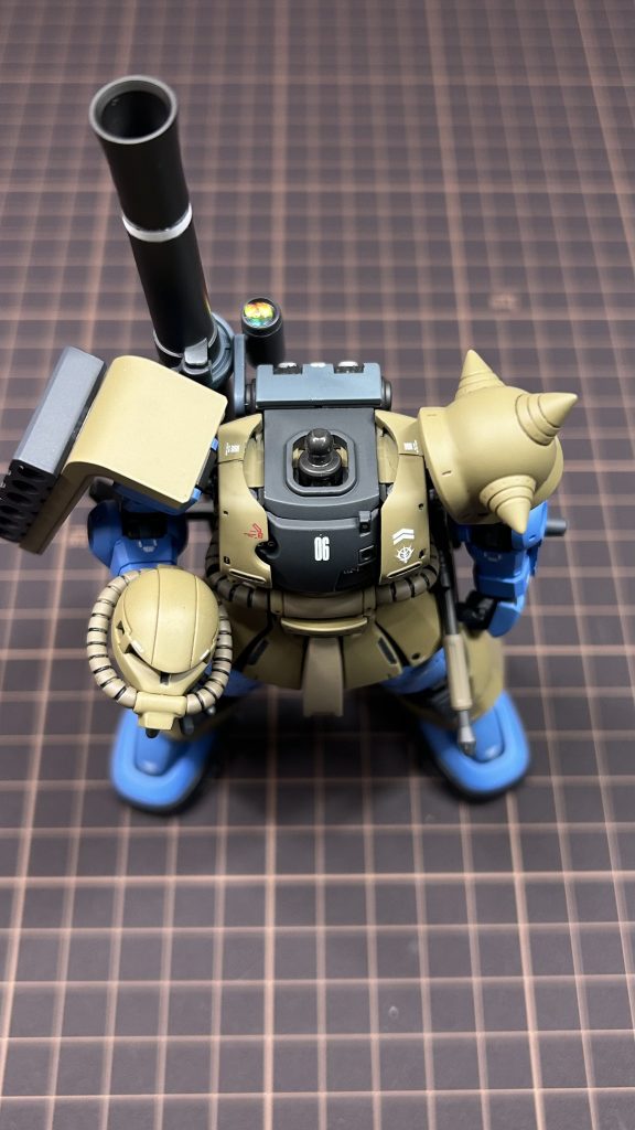 時間に制限を設けていたので塗装前の加工も最小限に留めています。オリジンザクは基本的によく出来た造形でカッコいいのですが、頭部がどうしても縦長&胴体との不自然な隙間があるのが気になり加工しました。頭部ヘルメットを0.8mm詰めて全体を潰し、首関節を短縮加工。それに併せてパイプが干渉する箇所の肩部装甲を切り欠いて頭が胴体に埋まるようにしています。合わせ目消しは腕と脚のみです。