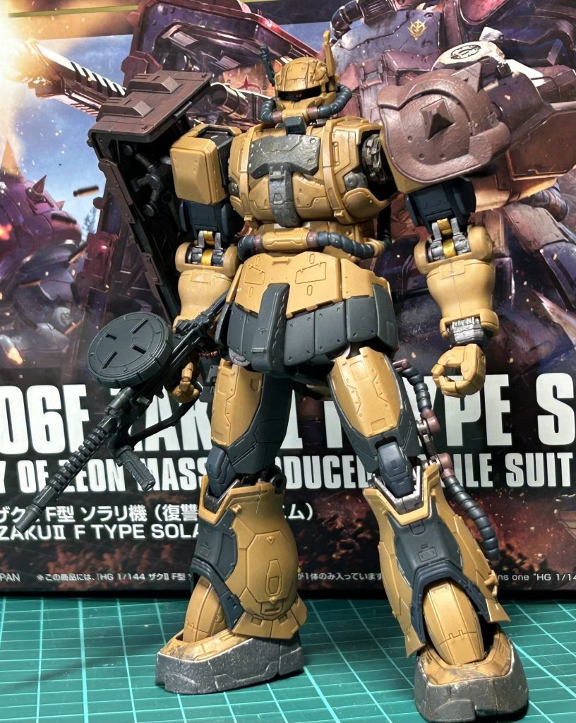 内部フレーム、動力の端部塗装してます。シールド、ショルダーアーマー、胸、爪先はテクスチャーで鋳造表現後、塗装してます。艶消しトップコートを吹いたあとにエナメル塗料、ウェザリングカラー、リアルタッチマーカー、鉛筆でウェザリングしてます。 