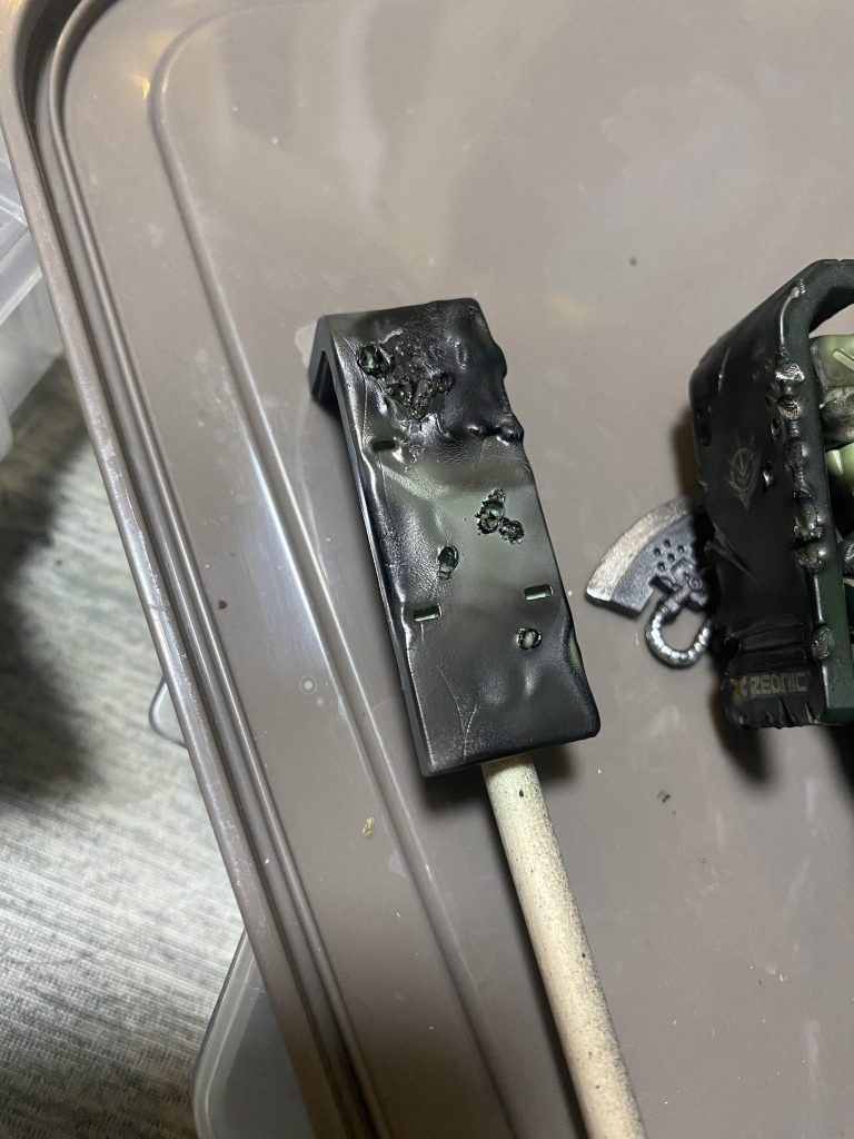 一発勝負のライター炙り。火がつく寸前まで炙ることでイイ感じに変形することが分かりました。笑