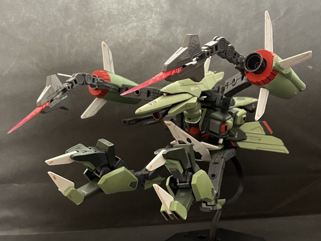 おまけアーム増設したポッド側も前後にリーチが伸びたのでこれも活かしてイージス先輩同様になんとか4本アームにもできないか思案結局マザーファンネル兼兵装ポッドに隠しアームとして加工してなんとか全体として4本アームが成立ということでさらにゲテモノMAの完成大型アームでターゲットを掴んだ状態から隠し腕を前面展開してビームサーベルでトドメ的な使い方だろうか