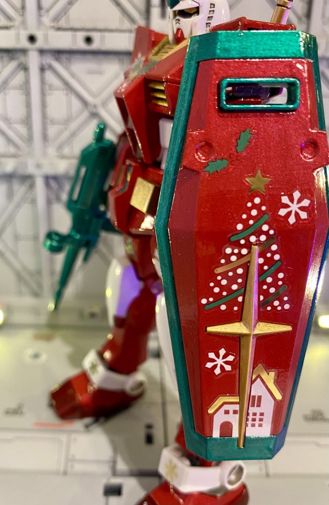 筆塗りの全塗装は初めてでした。アクリジョンを使用したのですが、塗料の濃度が濃すぎたのかなんだかコテコテした感じになってしまいました。デカールは100均でクリスマスのシールを買ってきて貼付。