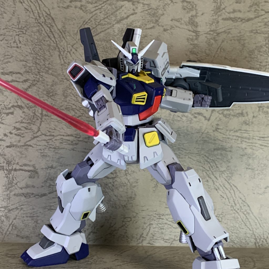 カラーは最初はティターンズカラーにしようと思ってましたが、なんだか主人公機っぽくしたいなと思い、何機か製造された試作0号機の一機がティターンズではない組織に運用されたというif設定で塗装しました。