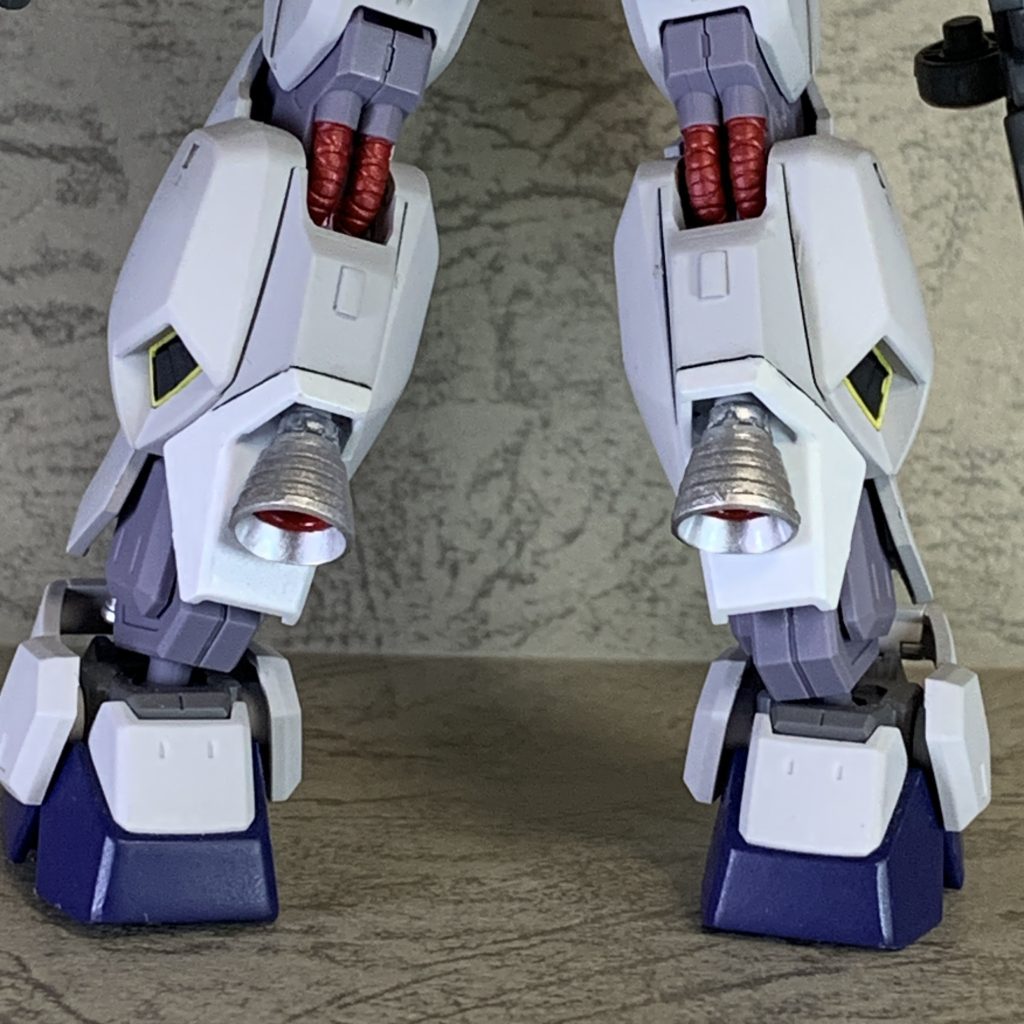 個人的に一番頑張ったなと思う、脚部追加バーニア。いろんな方の作品を参考にして、自分なりにかっこいいなと思える形になったので、満足してます笑