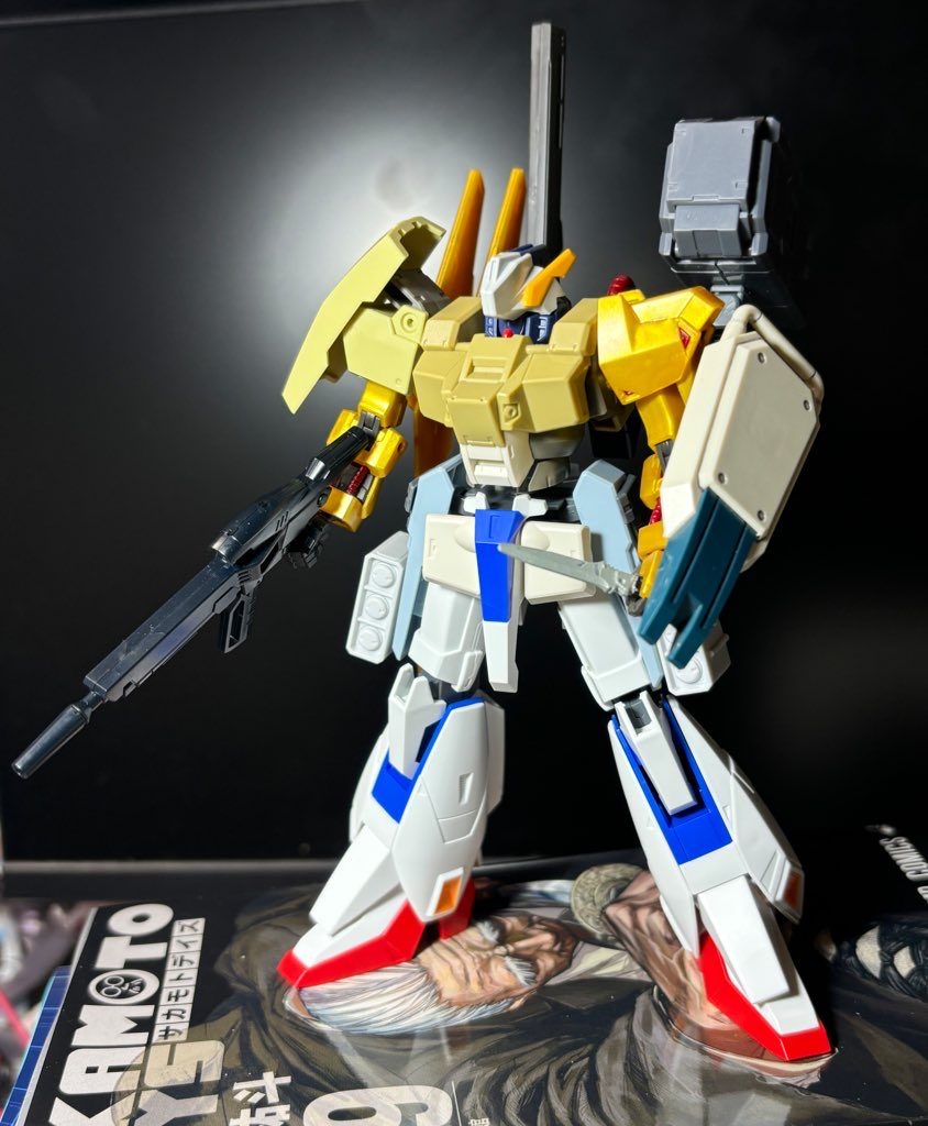 アイデア出して大まかに合わせてみた初期の写真です。使用キットは、胴体がデミバーディング、左肩&両腕&バックパックが百式、下半身がゼータガンダム、頭部はアドバンスドヘイズル、他も色々な機体から拝借。武装はM1アストレイのビームライフル、コトブキヤのミサイル&レドーム、EGストライクのアーマーシュナイダー。