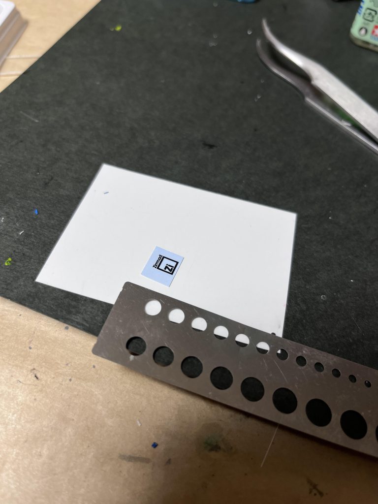 目の黒いところは、このディカールの黒いところを半分ぐらいの幅で裁断して使います。台紙から剥がして先にピンクの目玉を付けてから貼ると失敗が無いと思います。