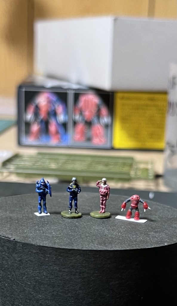 ザクやグフを作る時は、まず首を切断してから、頭を半分切ってドーム状にします。ズゴックに至っては頭を捨てますから、必然的に背が低くなります。