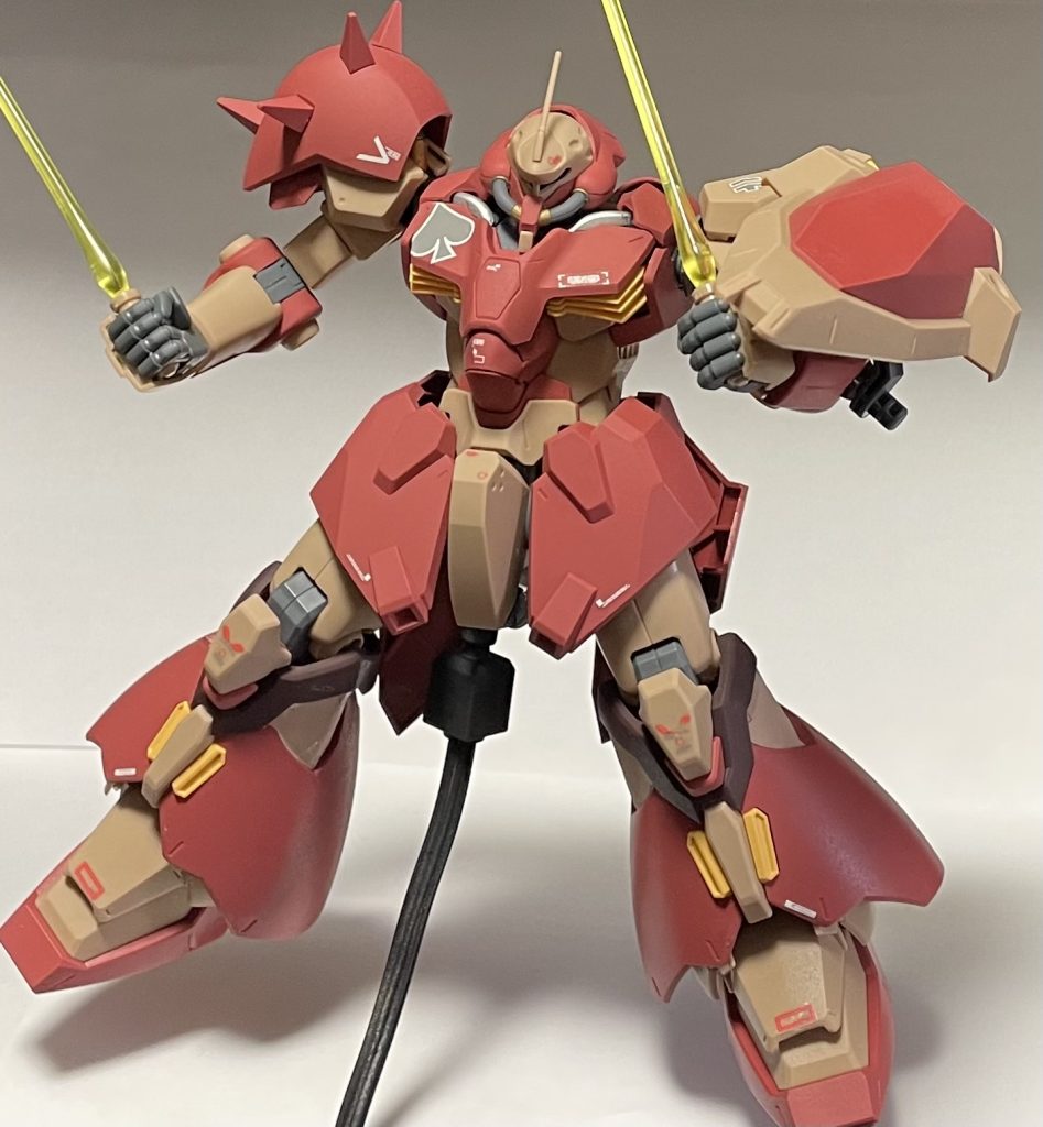 長めのビームサーベルが2本。逆シャア当たりのジオン系はだいたい黄色のビームサーベルになってますよね