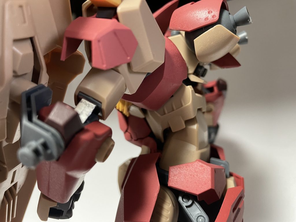 背中がぐいーんと！このギミックのおかげで空中戦はピカイチにカッコいいです