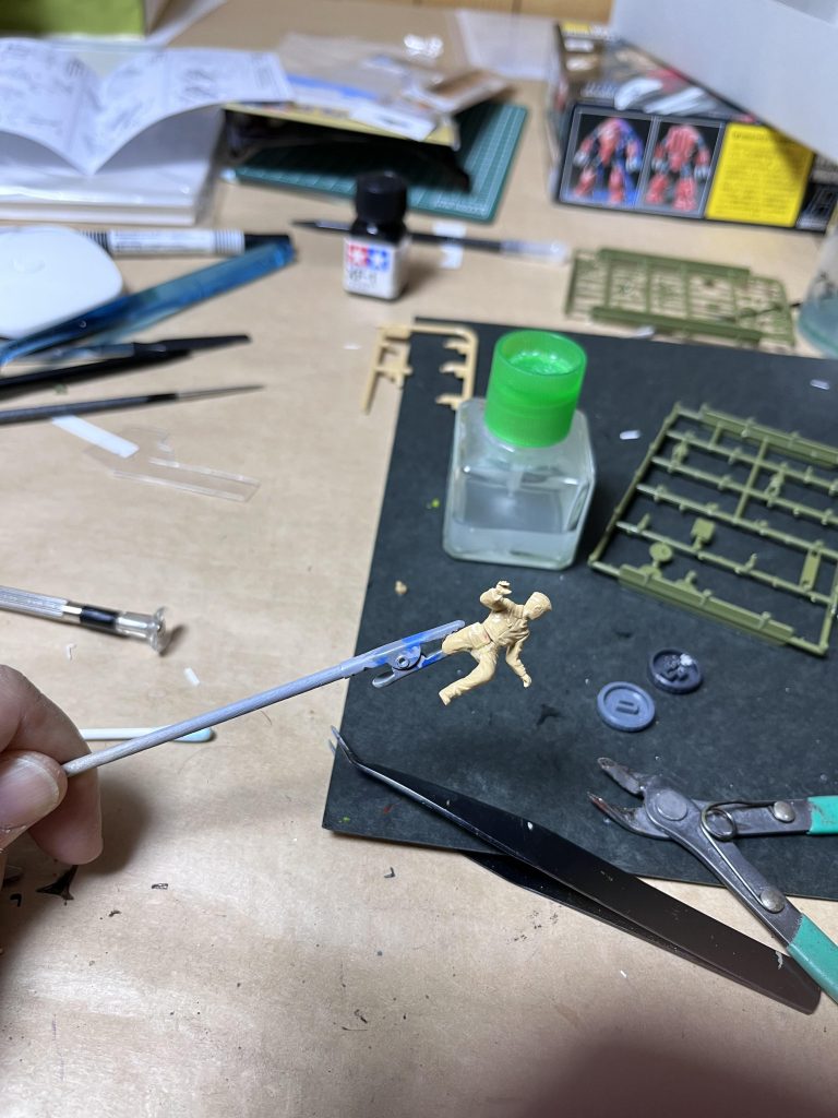 ここから削りまくってガンダムにしました。顔面とポーズをちゃんとしたら、カッコいいガンダムだったと思います。