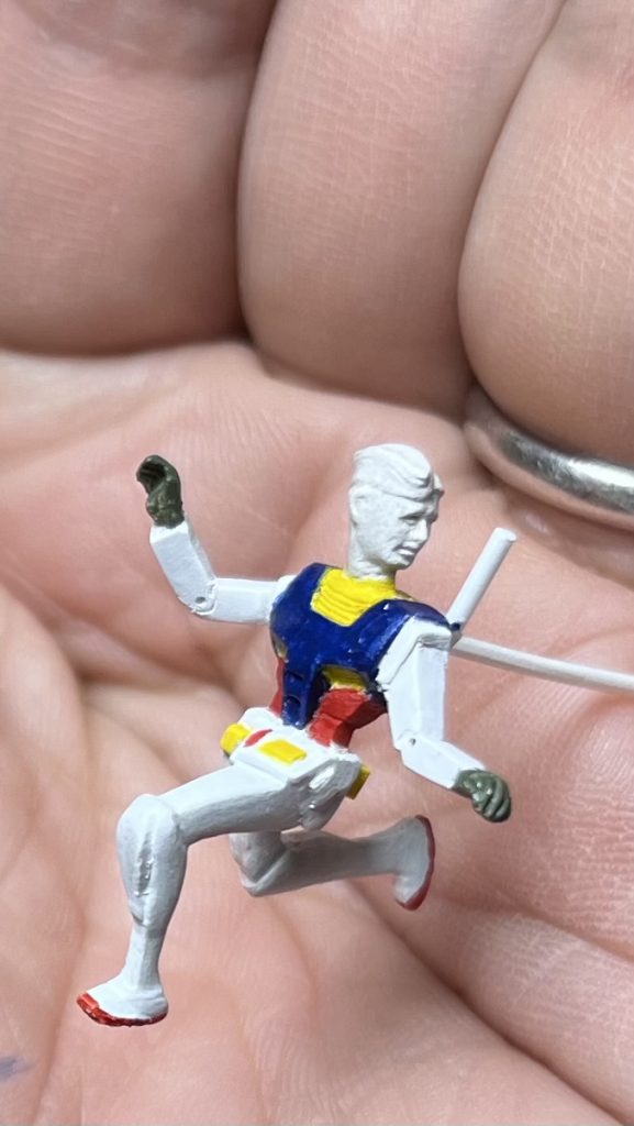 ボディーから作り始めて、顔面の作業に入る前に、一回サフを吹いてみようと思って、シューっとしてみたら、面白かったのでそのまま塗ってみました。生まれて初めて、自分で作って、自分で声を出して笑ってしまいました。