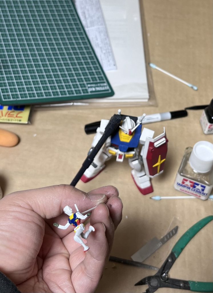 ガンダムはお手本無しでも削り出せるくらい、形状が頭に入っていました。念の為にお手本を用意しましたが、見ることなく出来ました。お正月にやることが無かったら、顔面も作ってみようかな...