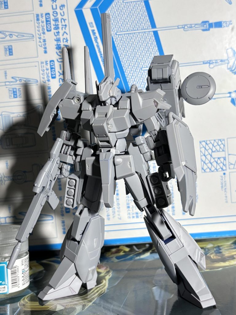 首・腰の延長、右肩のオス軸を移植してメスにしたり各部をパテやプラ板で整形しての1枚。サーフェイサーって…良いですよね…