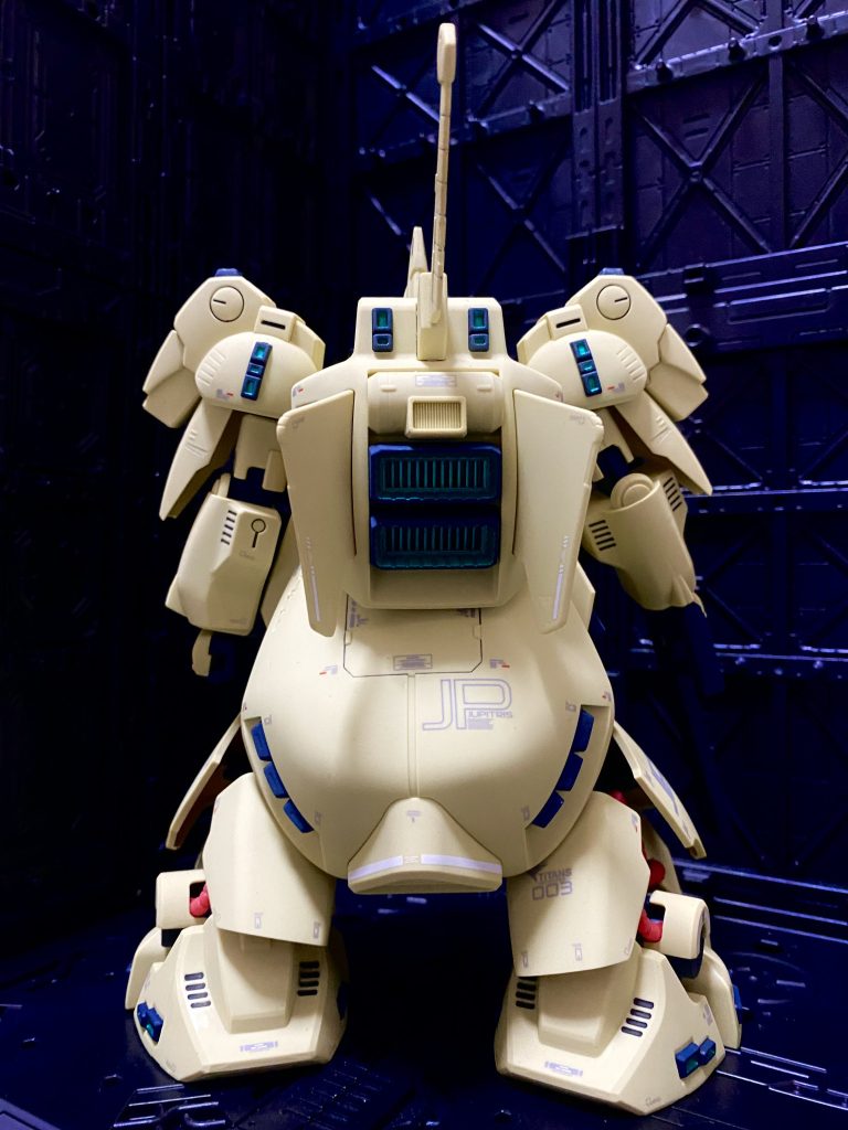 完成したのがこちら!よく前から目立つところだけデカール貼って済ませてしまうのですが、今回は一応リアからみてもそれっぽくなるように貼ってみました。ただやっぱりスジボリしないとのっぺり感は出てしまいますね...それでは以下その他画像貼っておきます!