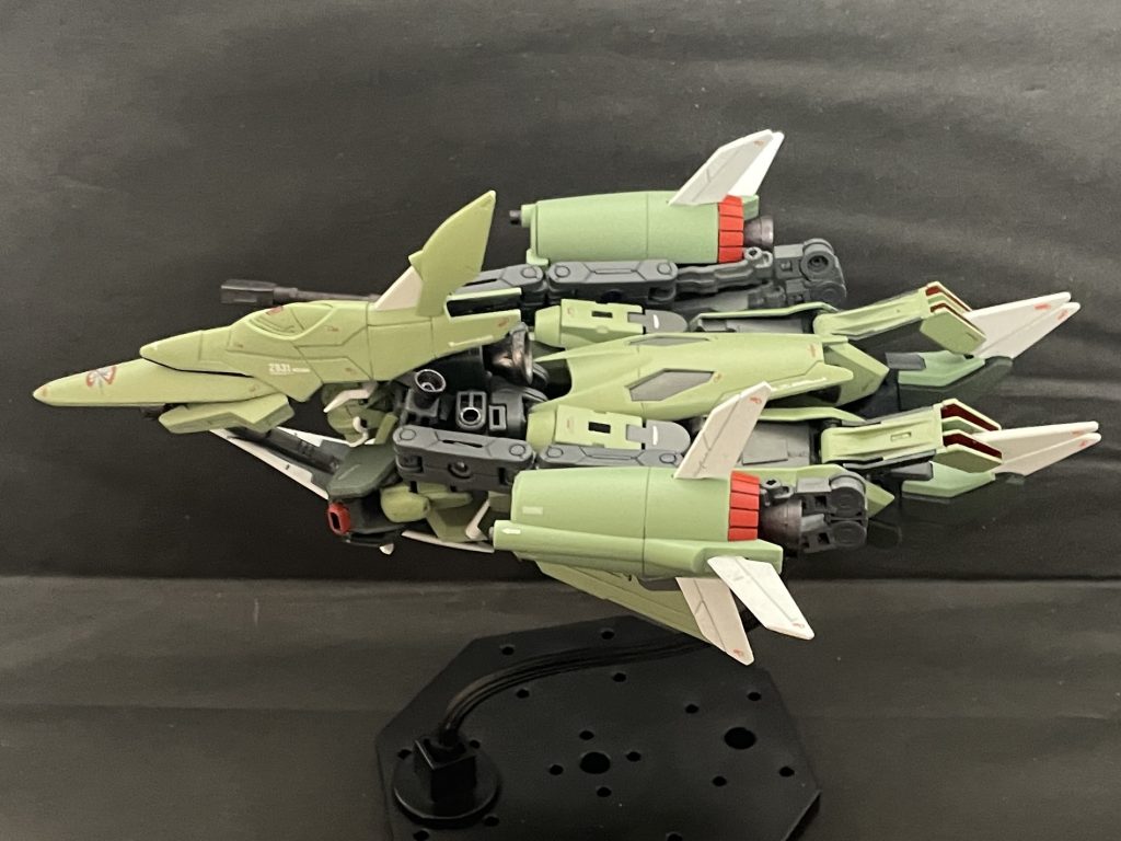 (写真更新)そのまま脚アームを後ろに回して折り畳んでポッドを下げるだけで差し替え無しで変形可能な新高速飛行形態 アーム本体は下にあるのだが独立した太腿カバーで腰部分を上から挟むことで安定した状態をキープ尚、アーム中央の3mm穴を埋める為に刺した3mm棒の両端はバーニア形状に繰り抜いてアポジモーター化脚上面カバーを展開し爪と爪を合わせて幸せにして空気抵抗を軽減