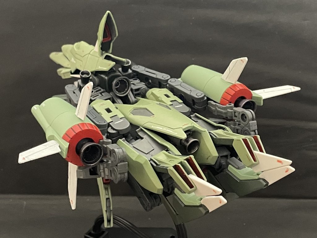 太腿カバーがロックになって安定させてくれるのは良い点あと新アレンジで脚カバーを展開すると上面がフラットになったのでこの出来たスペースにMSを乗せるSFSとしても活用するプランも良いかもしれない (太腿カバーの⬛︎ハードポイントで乗せるMSを固定するという新たな意義も出来ることだし)