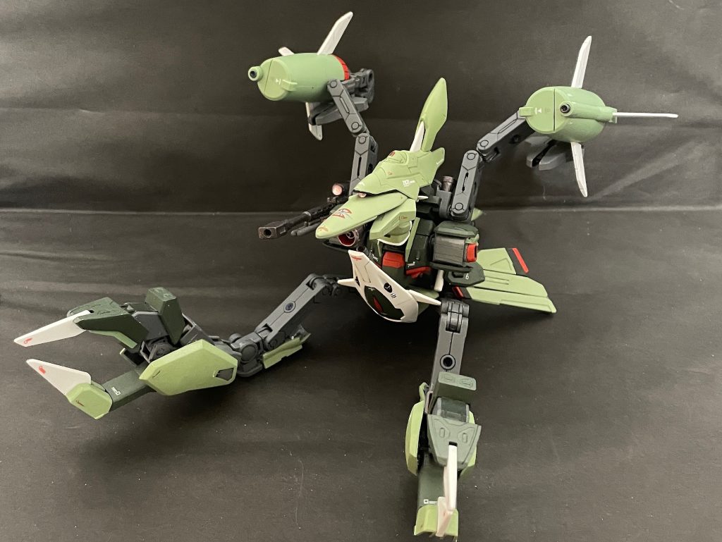 アームはここまで延長できてやっとMAとしての本領発揮ではないかと (当時からあの短いアームで何か掴んで攻撃になるのかと疑問だった)まずはアームを縦に折り畳むシャンブロモード「トサカ」もシャンブロ風に大型化やはりジオン系ならスマート過ぎないようにアクを強めにするとよく似合うこれが基本形