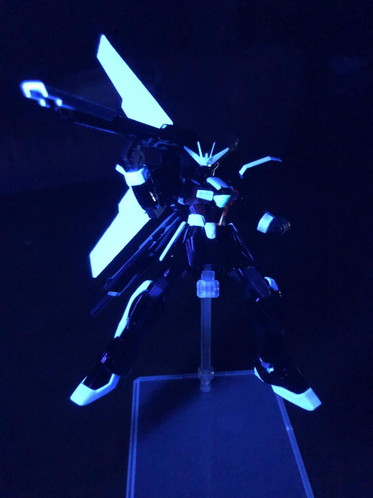 案の定蛍光塗料を使用してます。