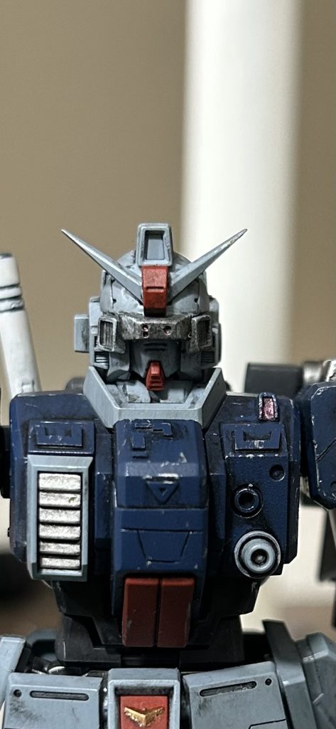 頭部。夜間強襲を目的とした本機の最大の特徴。このゴーグルはナイトビジョンとしての役割だけでなく、索敵範囲の拡大としての役割も果たしており、常に先手を撃つことを可能にした。