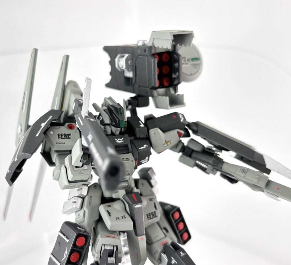 実弾兵装を多く装備しており、改良型クレイ・バズーカ、肩部６連装ミサイルユニット、腰部の3連装ミサイル×2と多くの火器を携行できます。また、任務に応じて多くの連邦系兵器を装備できる柔軟な拡張性も持ち、腕利きのパイロットに合わせたカスタマイズが可能です。