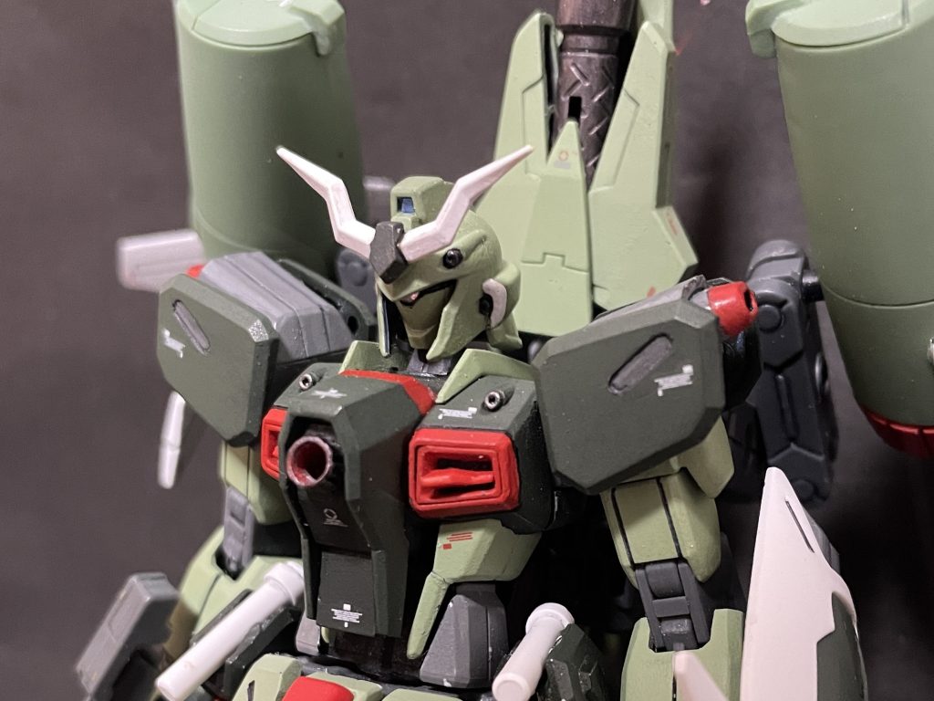 何度かの修正の後にやっと落ち着いたモノアイフェイスのバランス