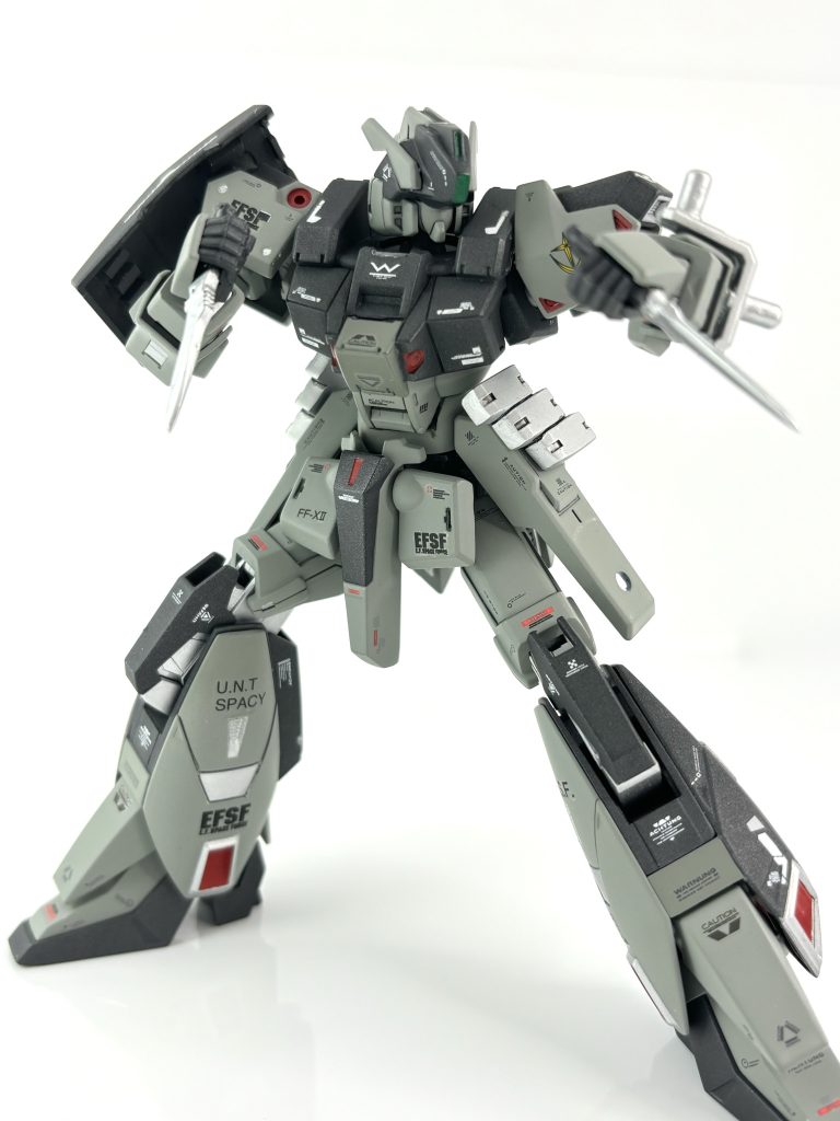 格闘用にビームサーベルを2本、アサルトナイフも2本装備されています。サーベルはシールド内側に1本、右腰アーマーに1本あり、シールドに装備したまま発振する事も可能で咄嗟の使用にも対応できます。アサルトナイフは右肩シールド内に2本あり、ENや弾薬切れを起こした際に最後の隠し武器として使用されます。ただし機体出力やパイロットの技量により、油断できない装備になるハズです。