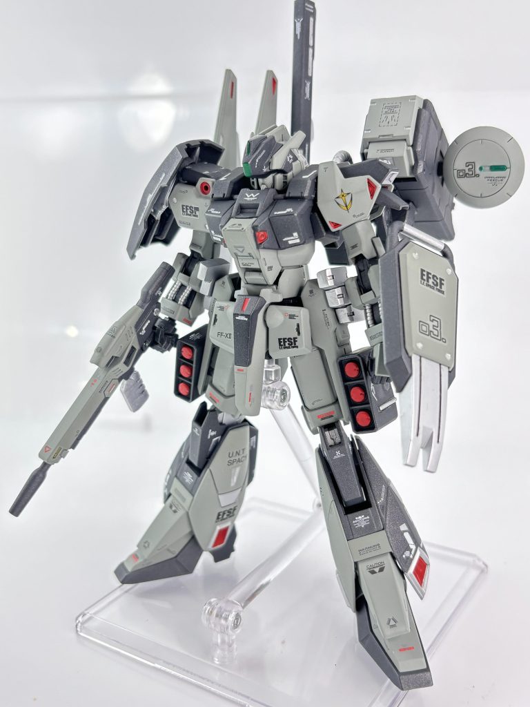 地球連邦軍所属モビルスーツ　ボロニアアナハイム・エレクトロニクス社がグリプス戦役〜ネオジオン抗争時のエゥーゴMSの実戦データを解析・統合して開発された少数生産機になります。生産数は20数機程度ですが、同時期に開発されたジェスタと同等のスペックを持ち、特務部隊や選抜パイロット用に配備されました。ジェネレーター出力が高いが、ビーム兵器は取り回しの良いライフルとサーベルのみの標準的な装備になっています。代わりに出力をスラスター推力と駆動系に割いているのでガンダムタイプにも匹敵する性能を持っている、という設定です。