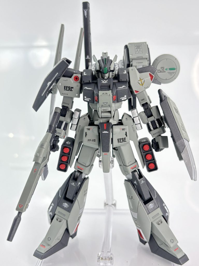 正面写真フル装備ではなかなかの重モビルスーツなシルエットに。