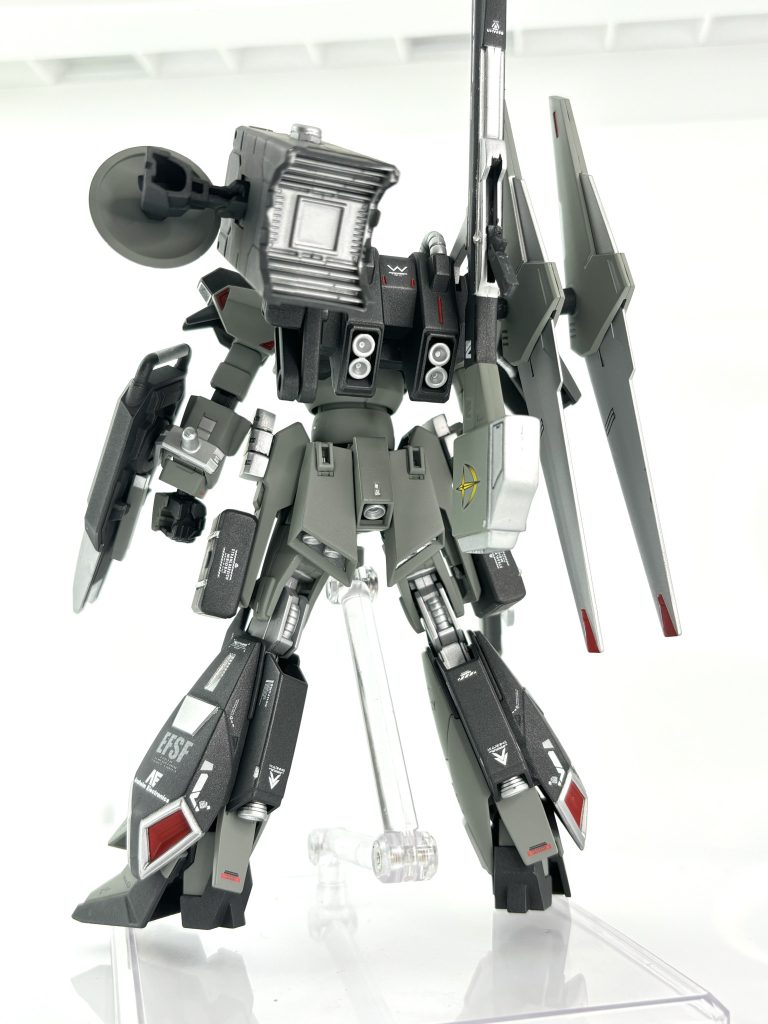 バックショット両脚やバックパックのスラスター、試作装備のツイン・フレキシブルバインダーによる高い推力を発揮。ただし、クセが強くモビルスーツ操縦の技量が必要。