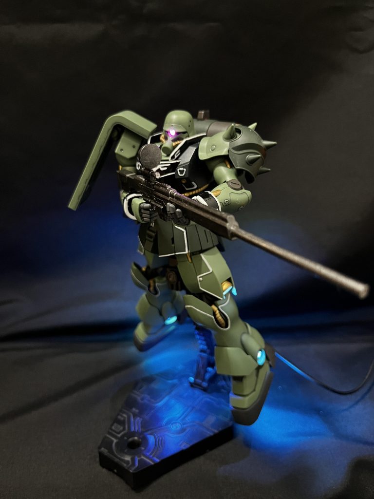 モノアイのグポンやビームライフルがコントローラーで制御できます。