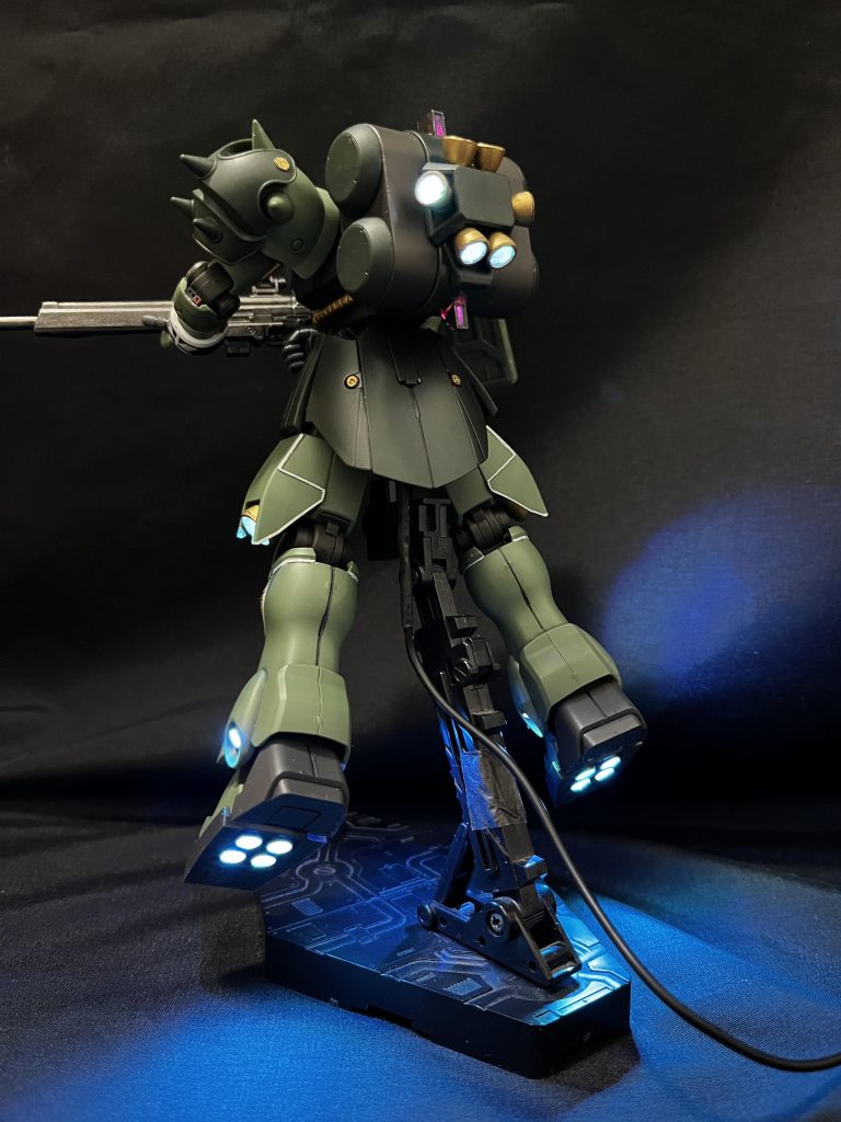 スラスターはコントローラーのアナログスティックで移動方向に合わせて噴射する場所が変わります。（写真は全点灯）