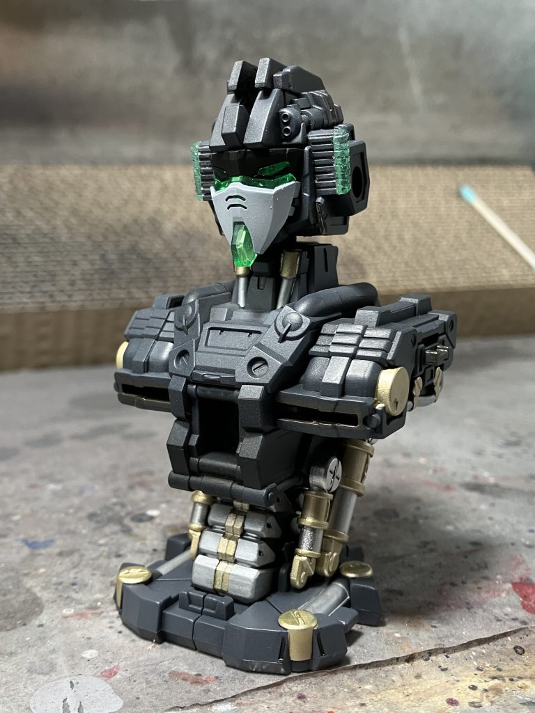 ・製作途中デストロイモードのほおは一部だけ削って置き換えました。ディスプレイベースは左右のバーを左右逆にして、横のバーが低くなるようにしました。