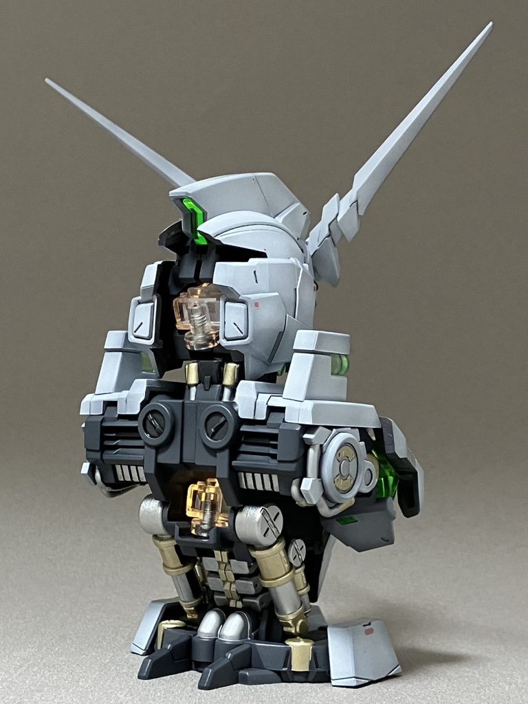 後頭部カメラも光るのはうれしいですね。 後頭部は発光ユニットを出し入れするのに面倒だったので外しました。背中も穴空いてますし。