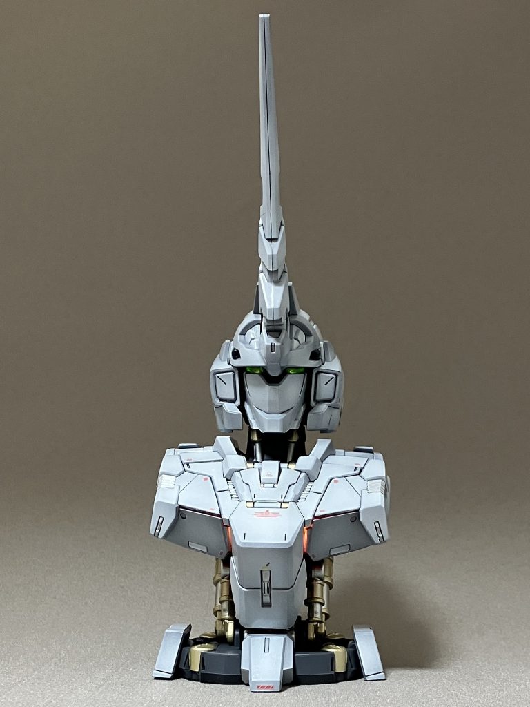 バイザーではなくツインアイが光るように一部クリアパーツは遮光塗装しました。