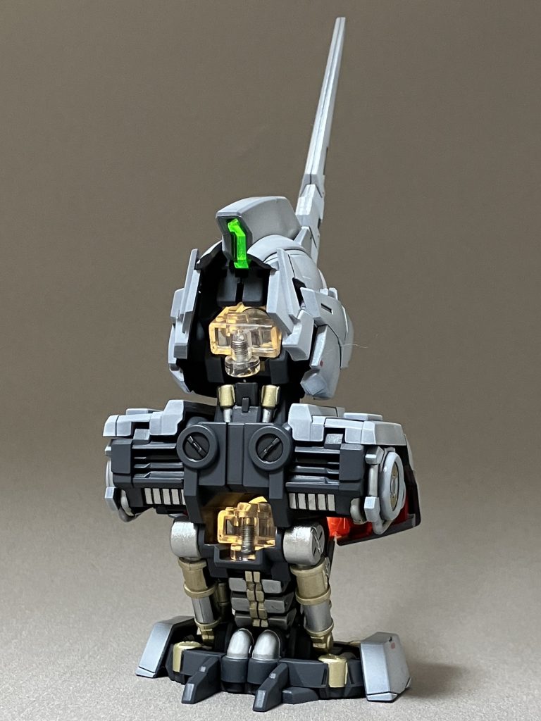 後頭部カメラも光るのはうれしいですね。後頭部は発光ユニットを出し入れするのに面倒だったので外しました。背中も穴空いてますし。