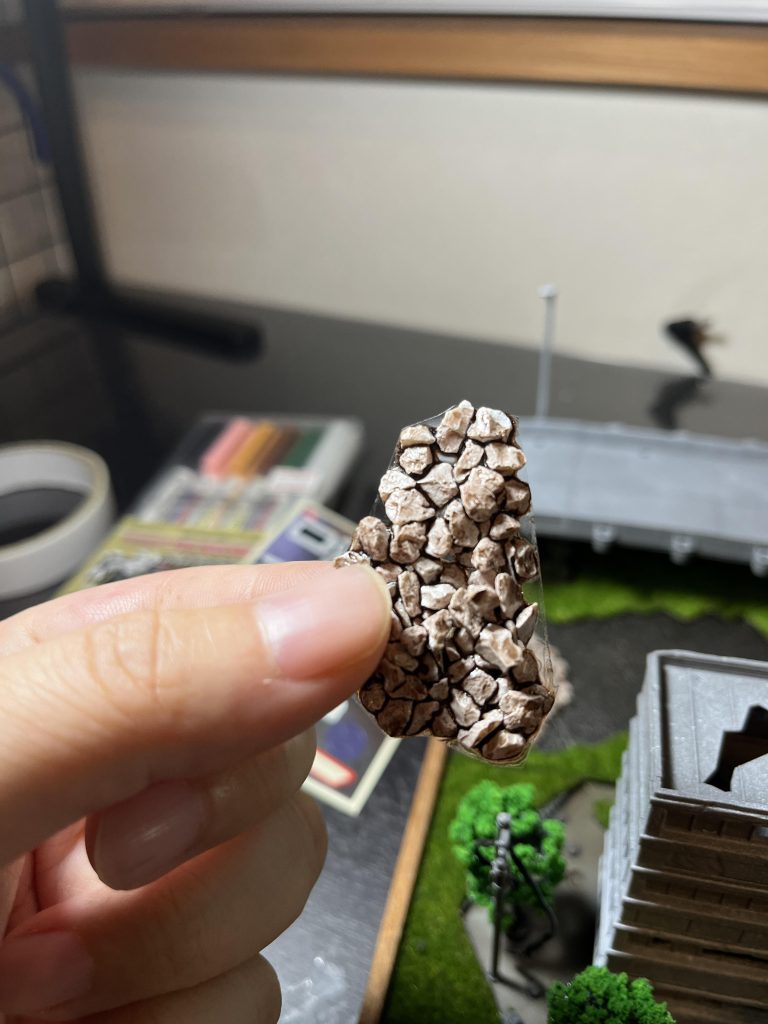 DAISOの小石をフィルムの上でニスを使って固めました。