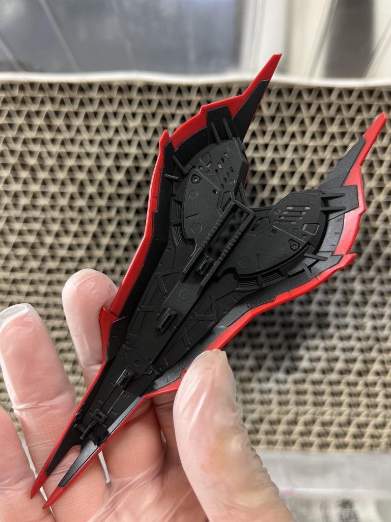 シールドの裏面は縁をマスキングして塗り分けました。