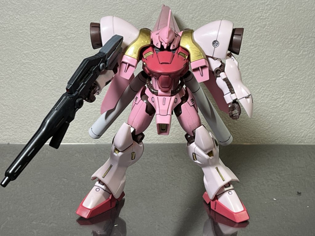 部分塗装、墨入れ肩のゴールドは不安でしたが思い切りました。ガンダムマーカー。