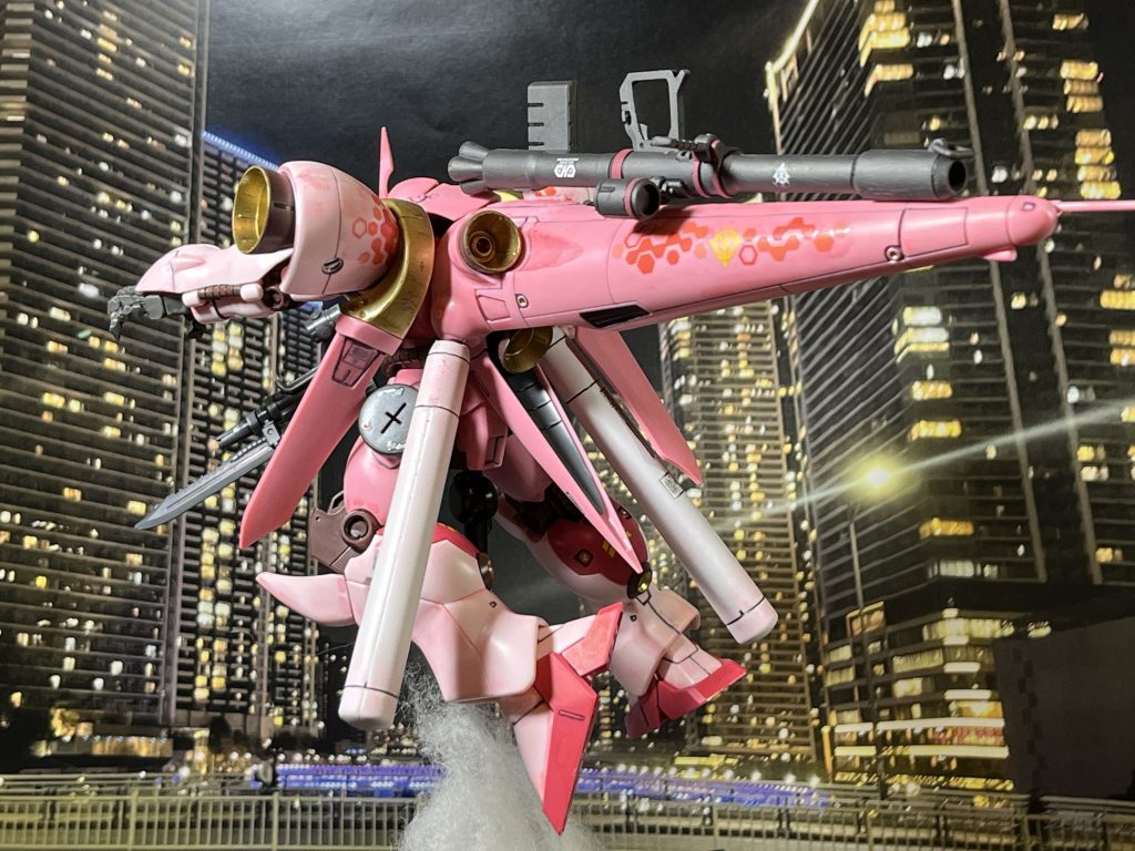 バズーカをマウントするのにプラ板でシュツルムブースターに凸を作りバズーカを挿してます。