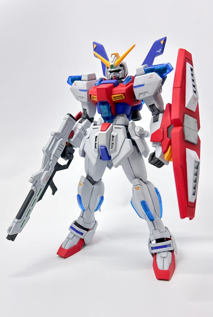 意外と肩アーマーよりも襟元のブルーでグッと引き締まった印象