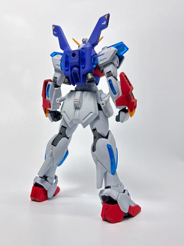 肩と腹部ブロック形状のクリアパーツは中ぎカラッポなので適当なジャンクパーツで内部メカのシルエットを追加。バックパックにはバーニア追加