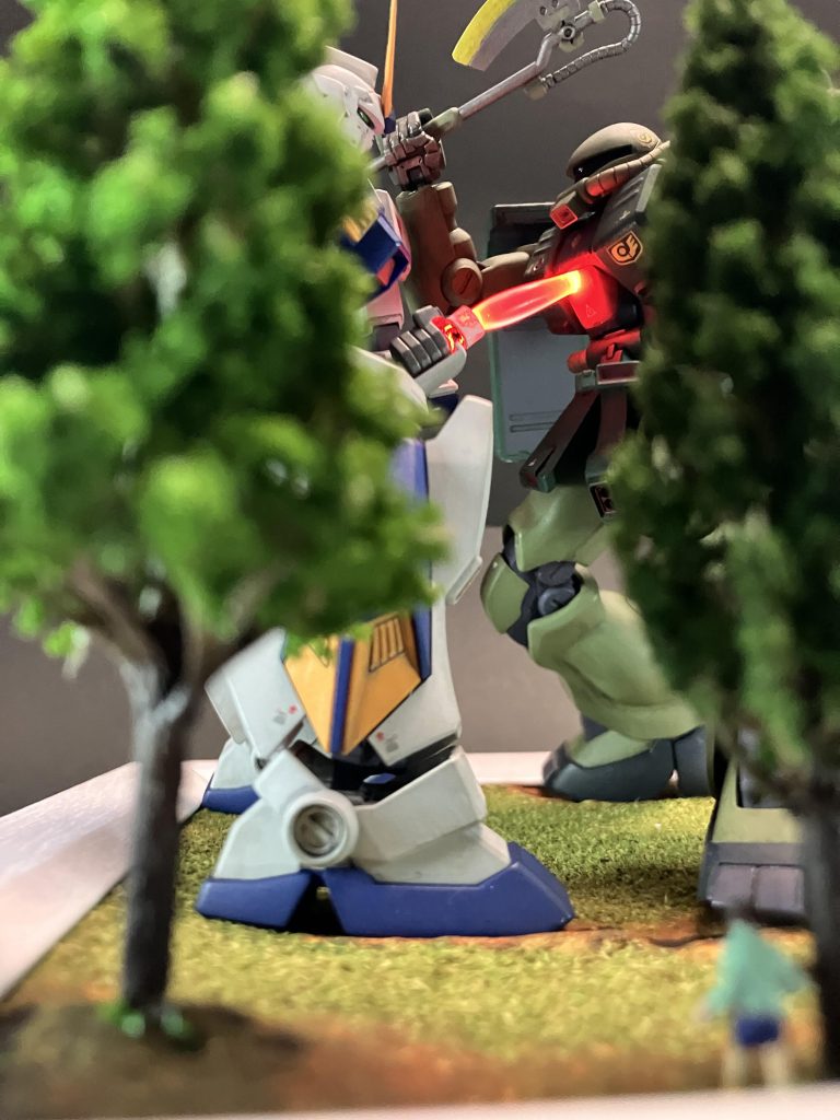 以前、息子がミニチュア盆栽の体験会に参加したのを良いことに芝生などの作り方を横でこっそりと学んできました!地面は水彩絵の具でペタペタと。