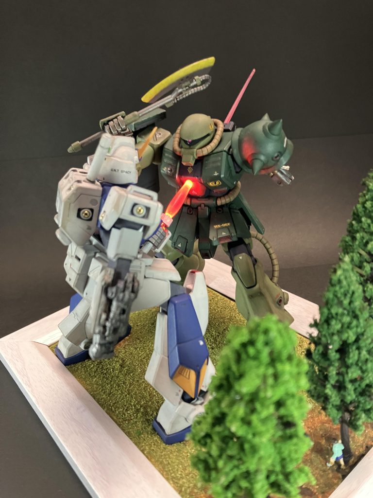 クリスマスに合わせてベースの枠は白!ガンプラビネットは初挑戦。白と緑と赤、白。幸せな気分になれる事必至ですね。ビームサーベルはミライトです