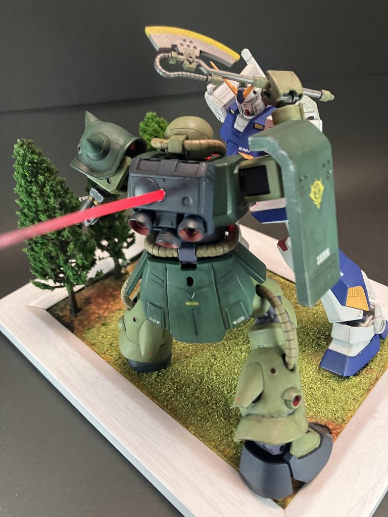 今回のを作るためにザク2改を虎視眈々と狙っておりました。買えてからも、12月までは作らん!と寝かせていたので感無量です。一気に罪が二つも!!