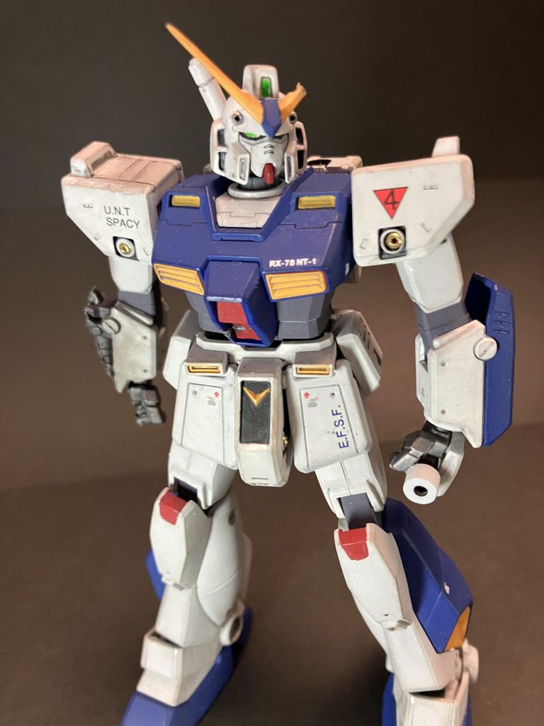 棒立ちアレックスくんです。右のガトリングとコックピットにダメージです。キレイめだけどちょっと土埃、的な感じにしました。シタデル筆塗りです