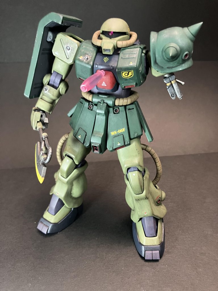 疲れ切ってる感じのザク2です。弾痕が3箇所、左手はジャンクパーツの寄せ集めです。なんと右手にヒートホークが持てなかったため、ビルダーパーツから拾いました。