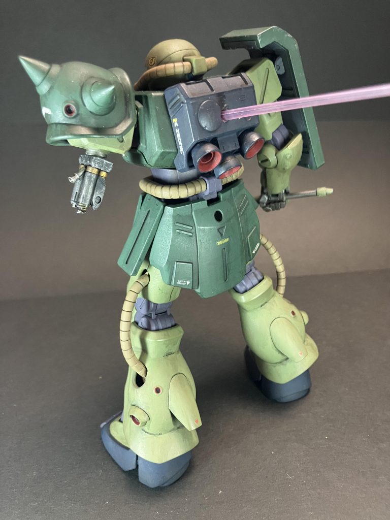 ずっと地面に寝てたので、こちらも背面は茶色で汚れております。こちらもシタデル筆塗りです。よく考えたらビームサーベルはわざわざ貫通させなくても切って貼り付けでも良かったのかも…